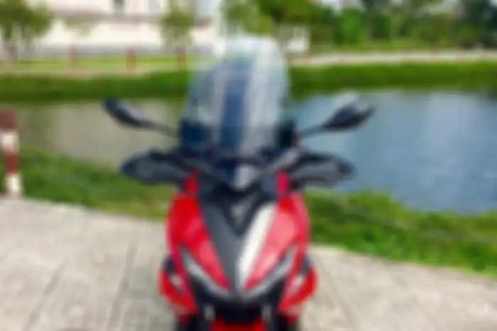 Dipasang spion OKSTNO, serta windshield dan hand guard aftermarket.