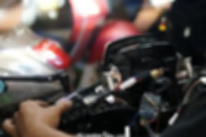 Pengecekan lampu depan Vespa matic.