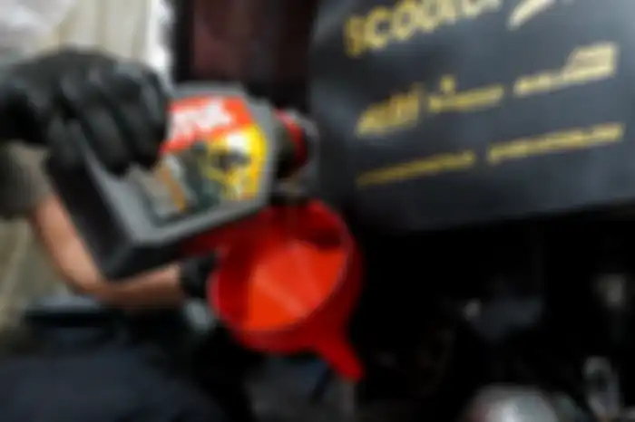 Proses pengisian oli mesin di Vespa matic.