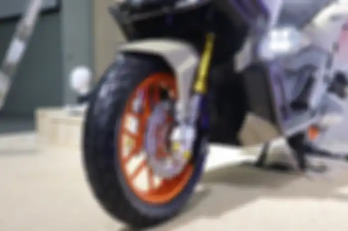 Ubahan di kaki depan Honda ADV 160, tersemat sok upside down Scarlet dan master rem RCB S3.