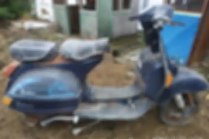 Vespa PX Exclusive 2 dalam kondisi cat orisinil, rusak parah namun masih bisa direstorasi.