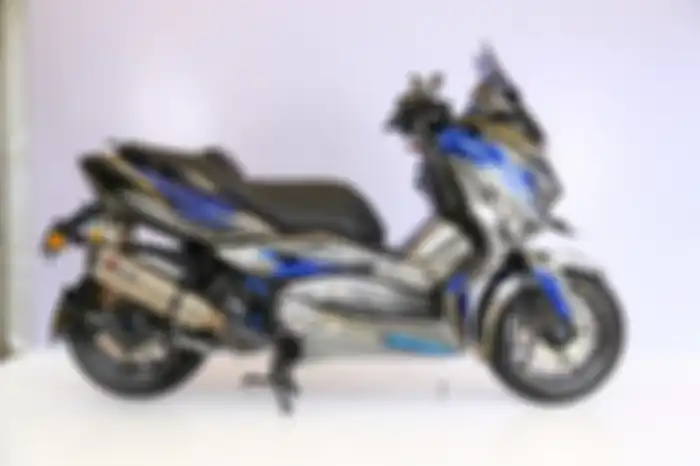 Modifikasi motor Yamaha XMAX grafis Gundam menggunakan teknik airbrush.