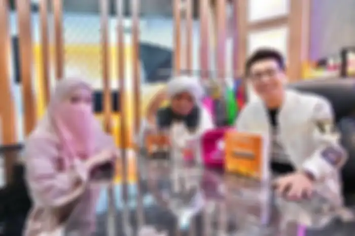 Inara Rusli saat bersama dr. Richard Lee dan Ustaz Derry Sulaiman. 