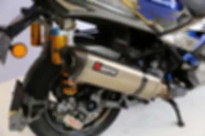 Penyematan knalpot Akrapovic bikin tampilan modifikasi motor Yamaha XMAX Gundam tambah sangar.