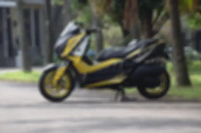 Modifikasi motor Yamaha XMAX dibalut livery Yamaha 60th Anniversary.