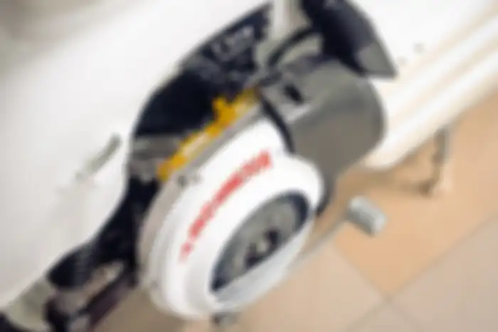 Rengkes kanan Vespa klasik masih dipertahankan sebagai pemanis.
