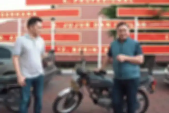 Komjen Pol Fadil Imran (kanan) bersama Irjen Pol Krisno Halomoan Siregar (kiri) bercerita soal motor Honda GL yang penuh kenangan.