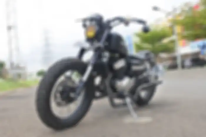 Modifikasi motor Benelli Patagonian Eagle gaya bobber.