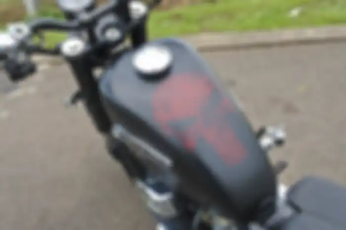 Tangki custom dibuat replika Harley-Davidson Sportster dengan grafis 'The Punisher'.