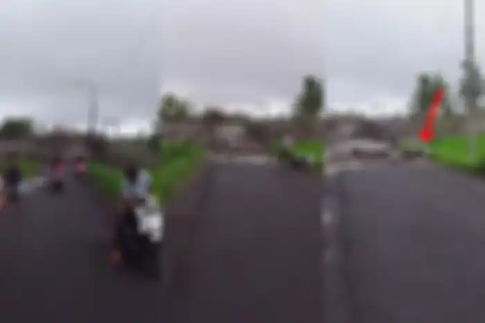 Pengendara gagal menyelamatkan motor Honda BeAT dari terjangan banjir lahar dingin Semeru.