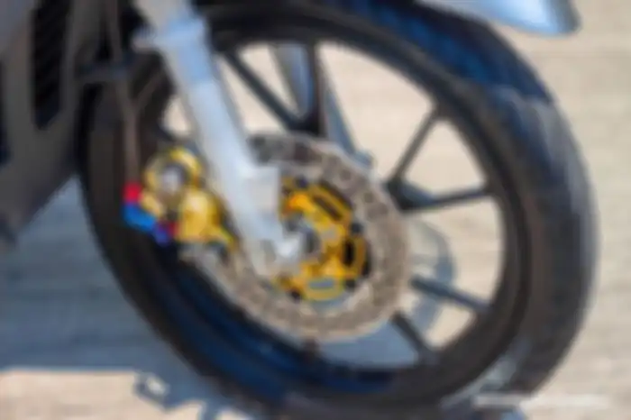 Pelek aftermarket dipasang ke Yamaha Mio ini. Pengereman juga diupgrade.