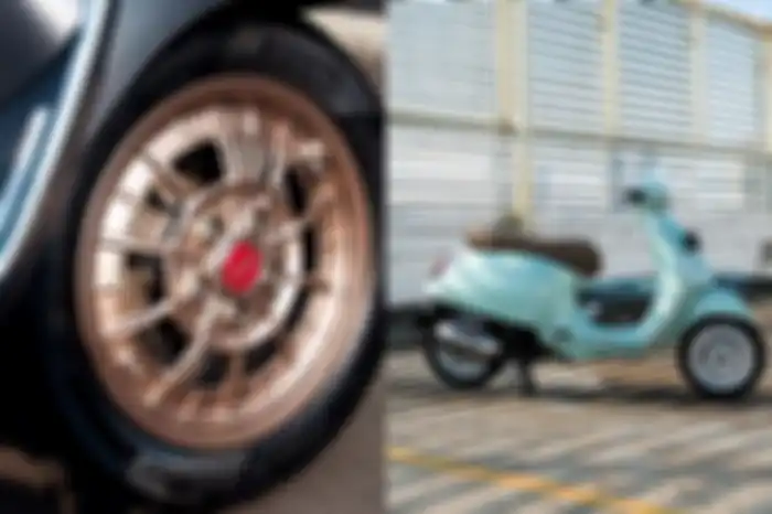 Pelek SOCA R-AC terpasang di Vespa Primavera.