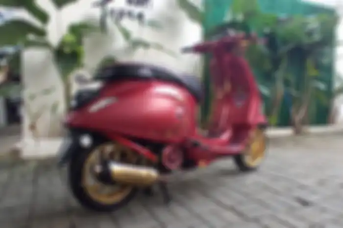 Mengusung gaya racing look namun tersemat grafis karakter Elmo yang bikin terlihat imut.