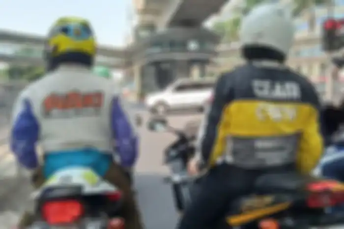 Selain motornya yang lawas, riding apparel seperti jaket dan helm juga vintage 1980-an.
