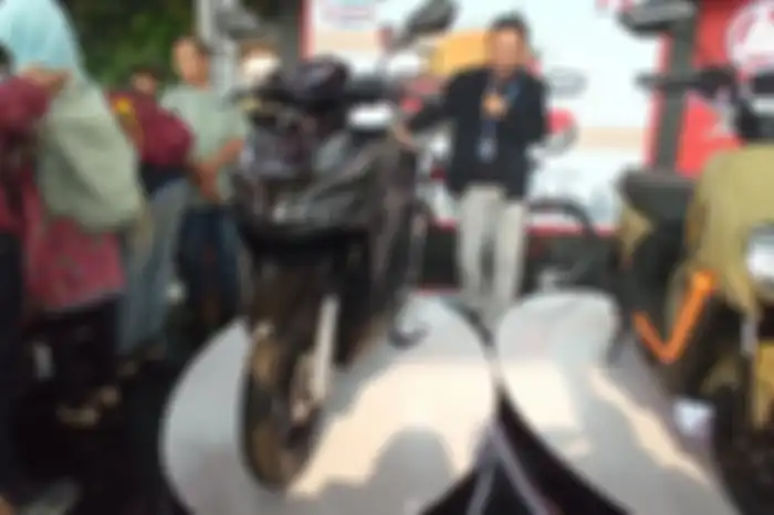 Janto Hasan selaku Promotion Manager Pacific bersama motor listrik Whizz.