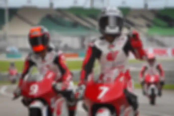 Pembalap Indonesia Veda Ega Pratama (7) tempati puncak klasemen Asia Talent Cup 2023.