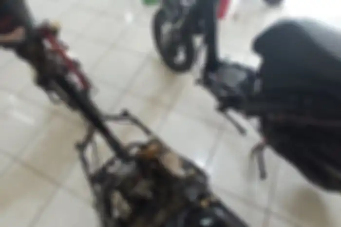 Perbandingan area dek Honda BeAT rangka eSAF (kanan) dan yang belum eSAF (kiri).
