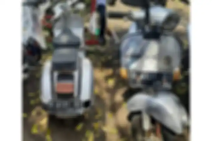 Lelang Vespa PX 150 tahun 2000 warna abu-abu Zircon.