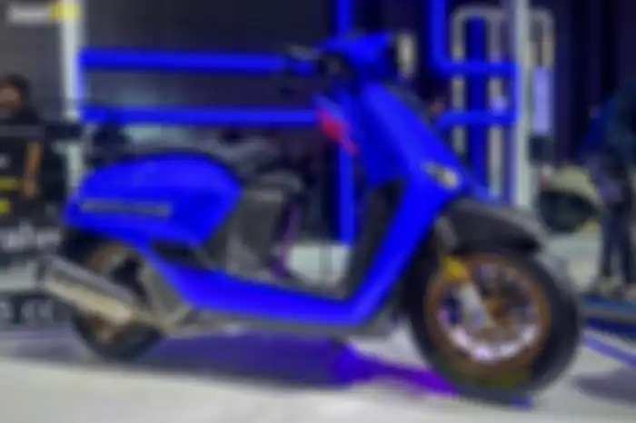 Seluruh bodi dilebur cat biru dan part carbon.