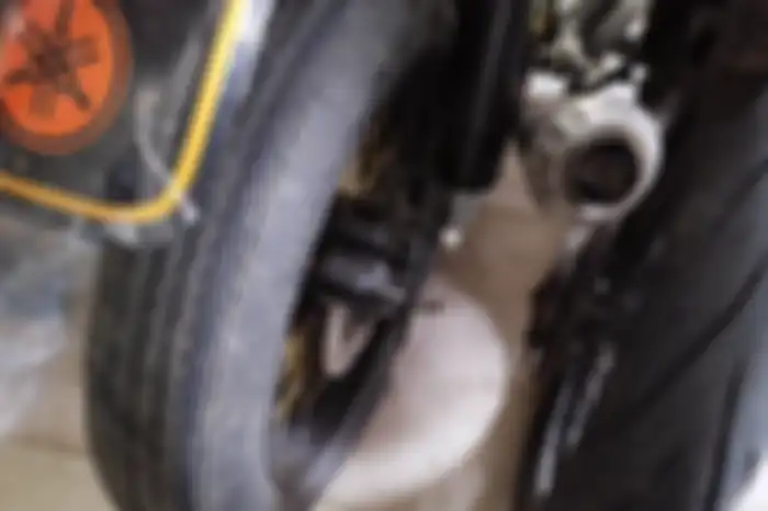 Ubahan di modifikas Yamaha Scorpio, terpasang knalpot custom dan ban lebar.