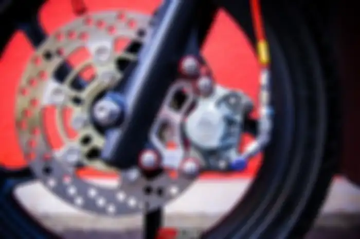 Pengereman roda depan pakai kaliper Brembo dan cakram TBT.