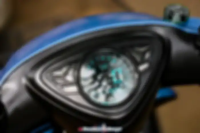 Spidometer Koso digital di kokpit Yamaha Mio ini.