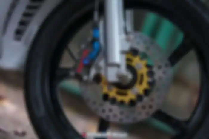 Pelek direpaint dan pengereman pakai kaliper Brembo.