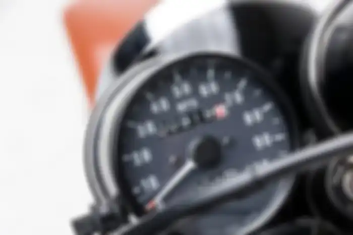 Odometer menujukkan angka 919 mil atau sekitar 1.478 km.
