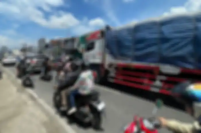 Polisi terbitkan larangan truk melintas Nataru, pemotor tambah aman di jalan.