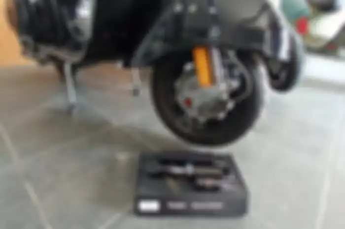 Sok depan Vespa klasik fork 3 seperti Super dan Sprint, bagian per dan tabung peredam dibuat terpisah.