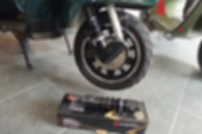 Sokbreker depan Vespa klasik PX Series dari Scarlet Racing.
