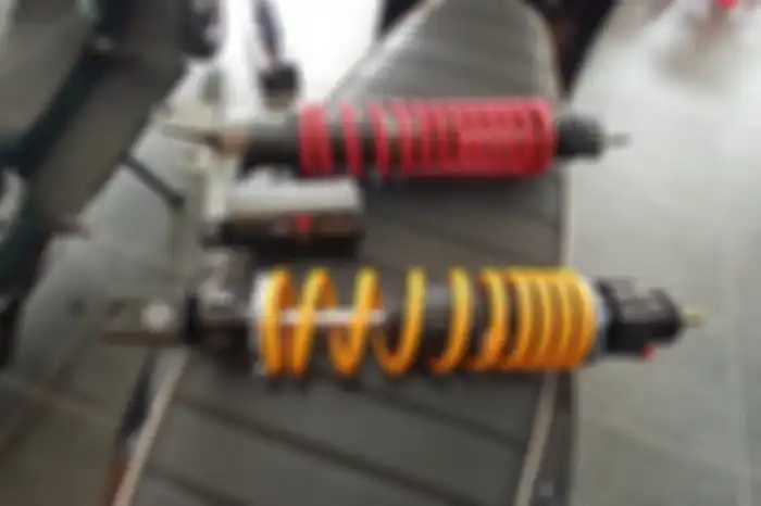 Sokbreker depan Vespa klasik PX Series dengan tabung (atas) dan tanpa tabung (bawah).