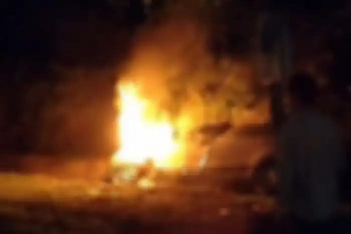 Masa bakar Suzuki Ertiga yang tabrak Honda Scoopy dan Supra X di Lombok.