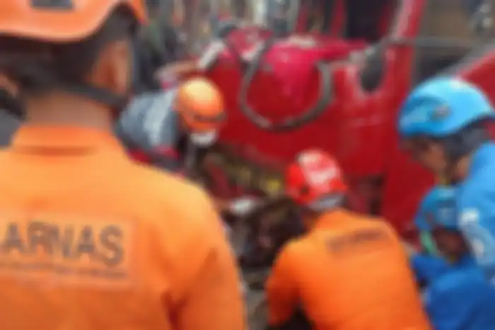 Truk tangki air tabrak pengendara motor hingga tewas di Jalan Raya Siliwangi Narogong, Rawalumbu, Kota Bekasi, Sabtu (30/12/2023).