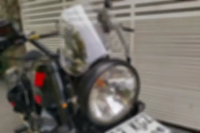 Terpasang headlamp dan windshield aftermarket.