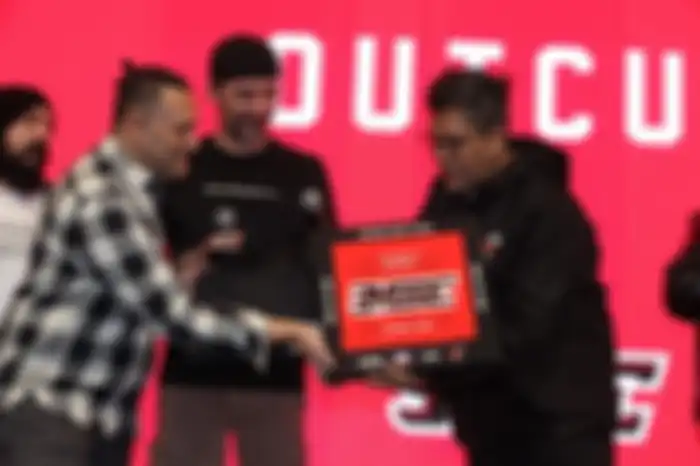 Builder Indonesia, Bimo Hendrawan (kanan) dari Bimo Custombikes memberi piagam Best of MBE.