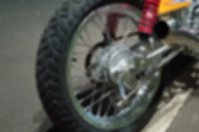 Pelek jari ring 17 dipadu tromol belakang Win serta ban semi off-road.