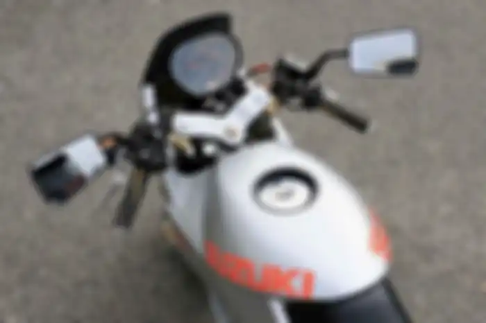 Terpasang spidometer asli Suzuki Katana klasik.