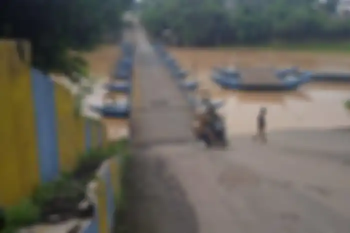 Jembatan perahu milik Haji Endang di Kabupaten Karawang, Jawa Barat.