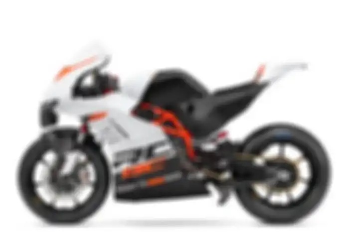 KTM RC 8C adalah motor balap, jadi bebas pajak dan enggak bisa dipakai di jalanan.