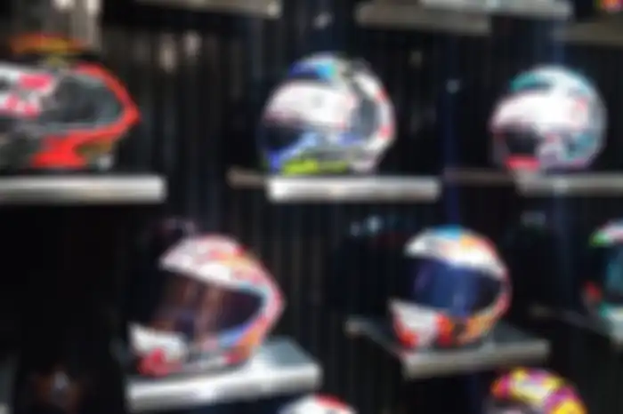 Helm NHK GP R Tech Street merupakan versi jalanan dari GP R Tech Race.