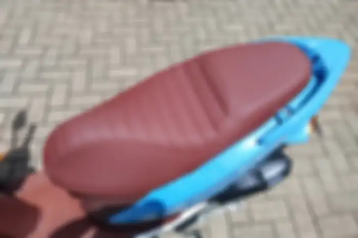 Jok berwarna merah marun atau burgundy dengan lapisan kulit Nappa.