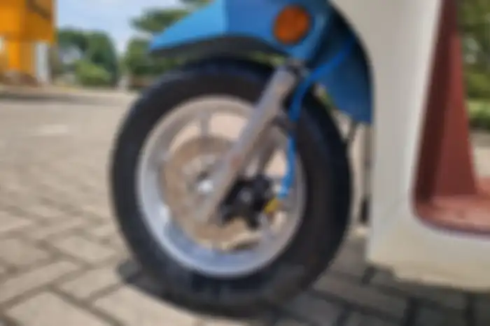 Modifikasi motor Honda Spacy pakai pelek ring 12 kepunyaan Scoopy.