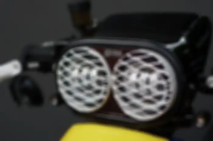 Lampu depan kustom dengan dua LED Daymaker dan grill.