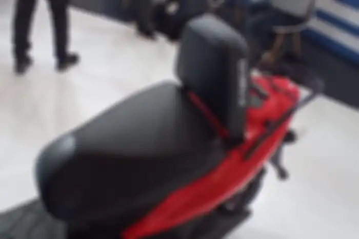 Jok belakang bisa ditekuk vertical jadi senderan pengendara.
