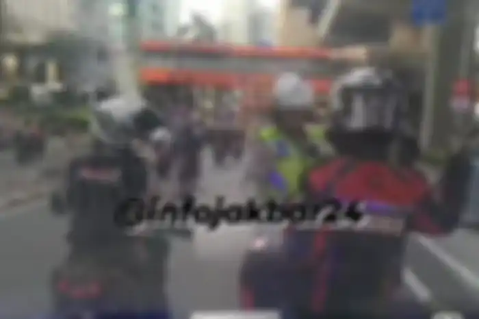Polisi hentikan dan tilang motor pengawal ambulans di Kuningan, Jakarta Selatan, Senin (11/12/2023).