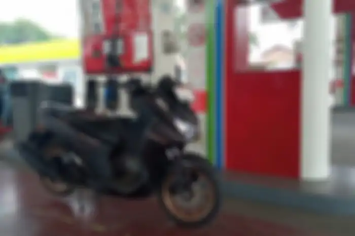 Yamaha LEXi LX 155 menggunakan bensin Pertamax RON 92.