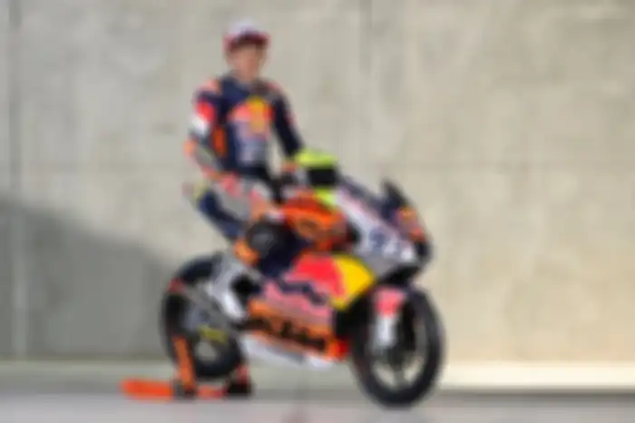 Fadillah Arbi Aditama memulai debut Red Bull Rookies Cup tahun 2022 menggantikan Mario Aji yang naik ke Moto3.