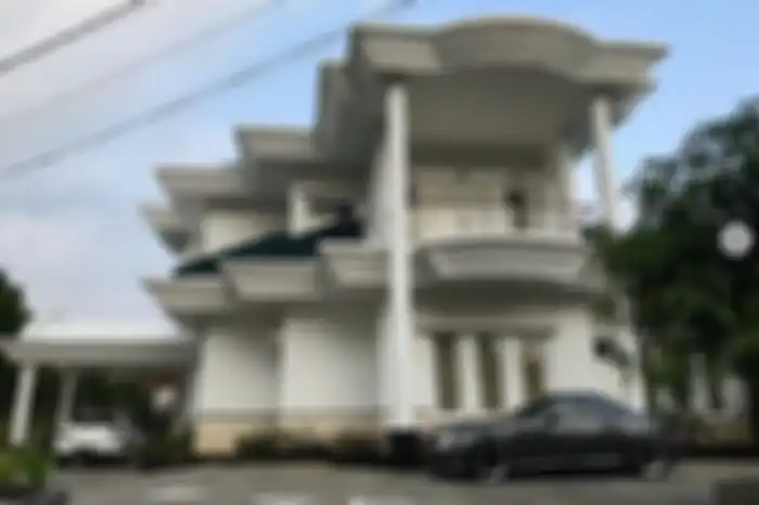Penampakan rumah mewah Desy Ratnasari dengan mobil-mobil yang terparkir rapi