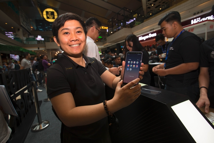 Unboxing Galaxy A8